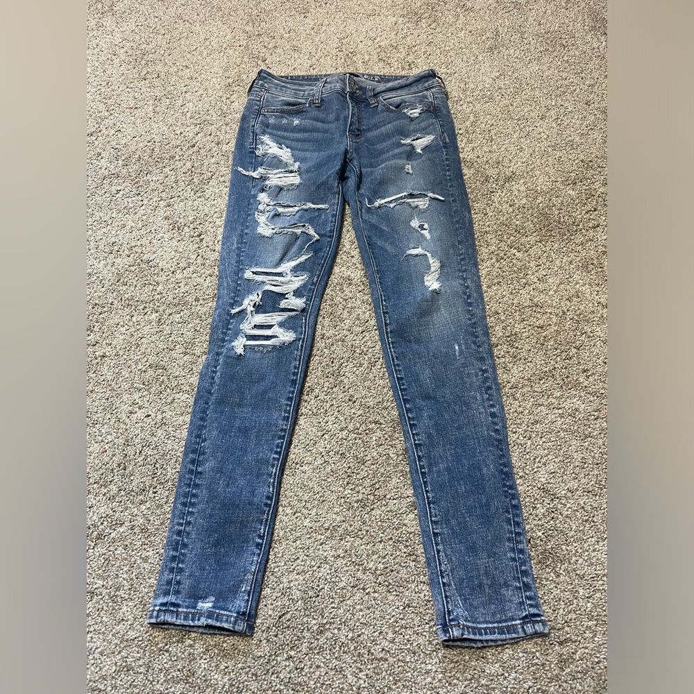 American Eagle low rise Distressed Super Stretch 4 R